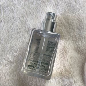 CLINIQUE DRAMATICALLY DIFFERENT HYDRATING JELLY